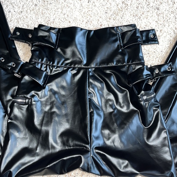 Black leather pants by Shein - Picture 7 of 11